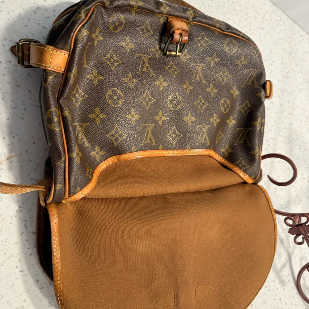 Louis Vuitton Purse - Picture 9 of 13